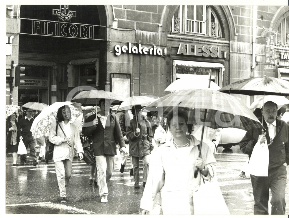 Fotografia d epoca originale 1994 GENOVA Attraversamento pedonale al CAFFÃˆ FILICORI Foto VINTAGE 24x18 1