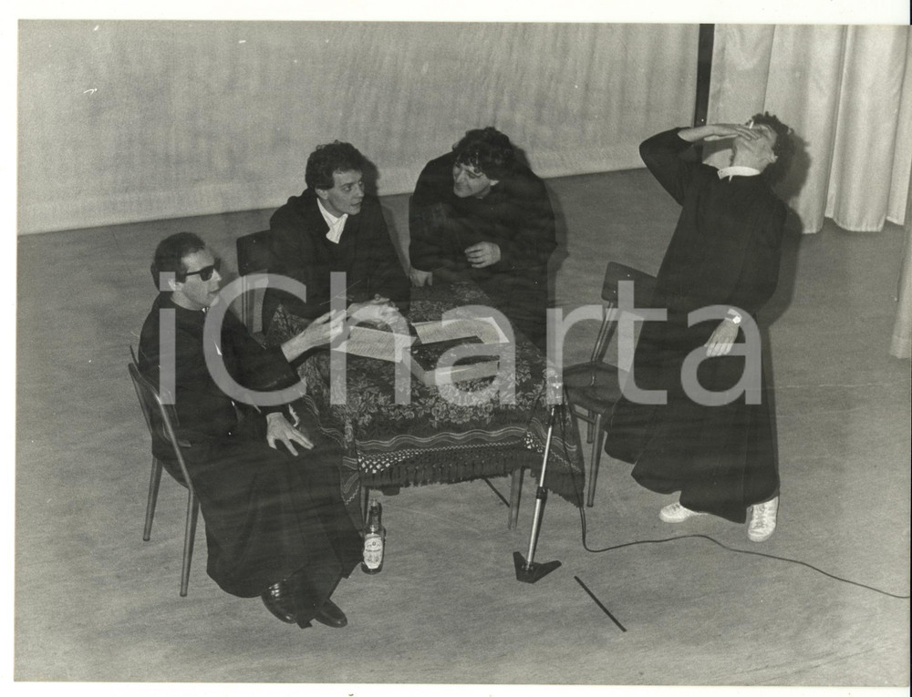 Fotografia d epoca originale 1990 ca GENOVA Rappresentazione teatrale satirica Fotografia VINTAGE 24x18 cm 1