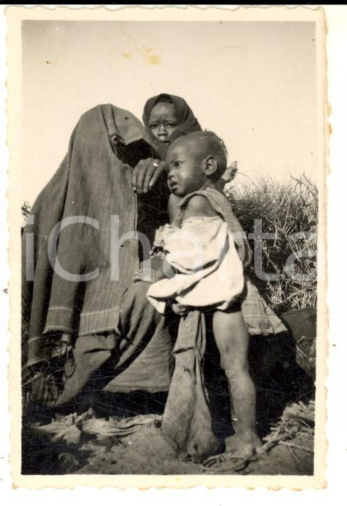 Fotografia d epoca originale 1940 ca AOI ETIOPIA ? Donna velata con i figli  Foto VINTAGE 1