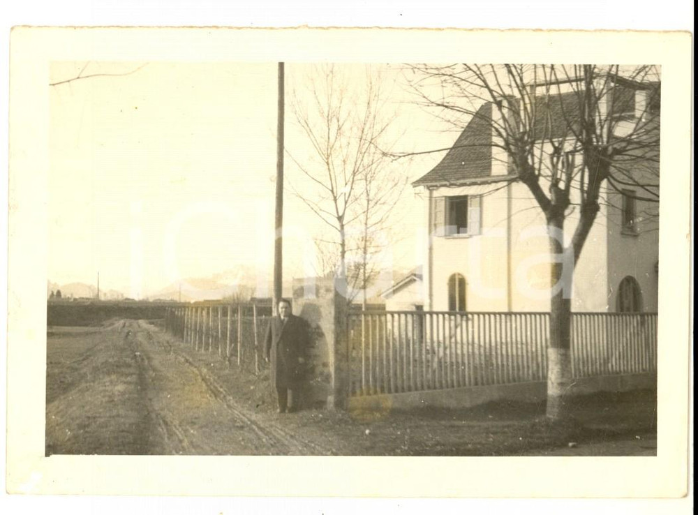 Fotografia d epoca originale 1947 TREVIGLIO BG Ritratto maschile presso casa di campagna  Foto 13x9 cm 1