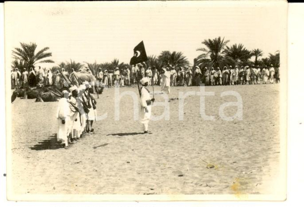 Fotografia d epoca originale 1928 CUFRA LIBIA Arrivo mehalla vittoriosa  Onori alla bandiera  Foto 8x6 cm 1