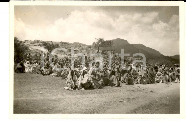 Fotografia d epoca originale 1935 ca ADIGRAT ETIOPIA Gruppo di donne in attesa  Fotografia 9x6 cm 1