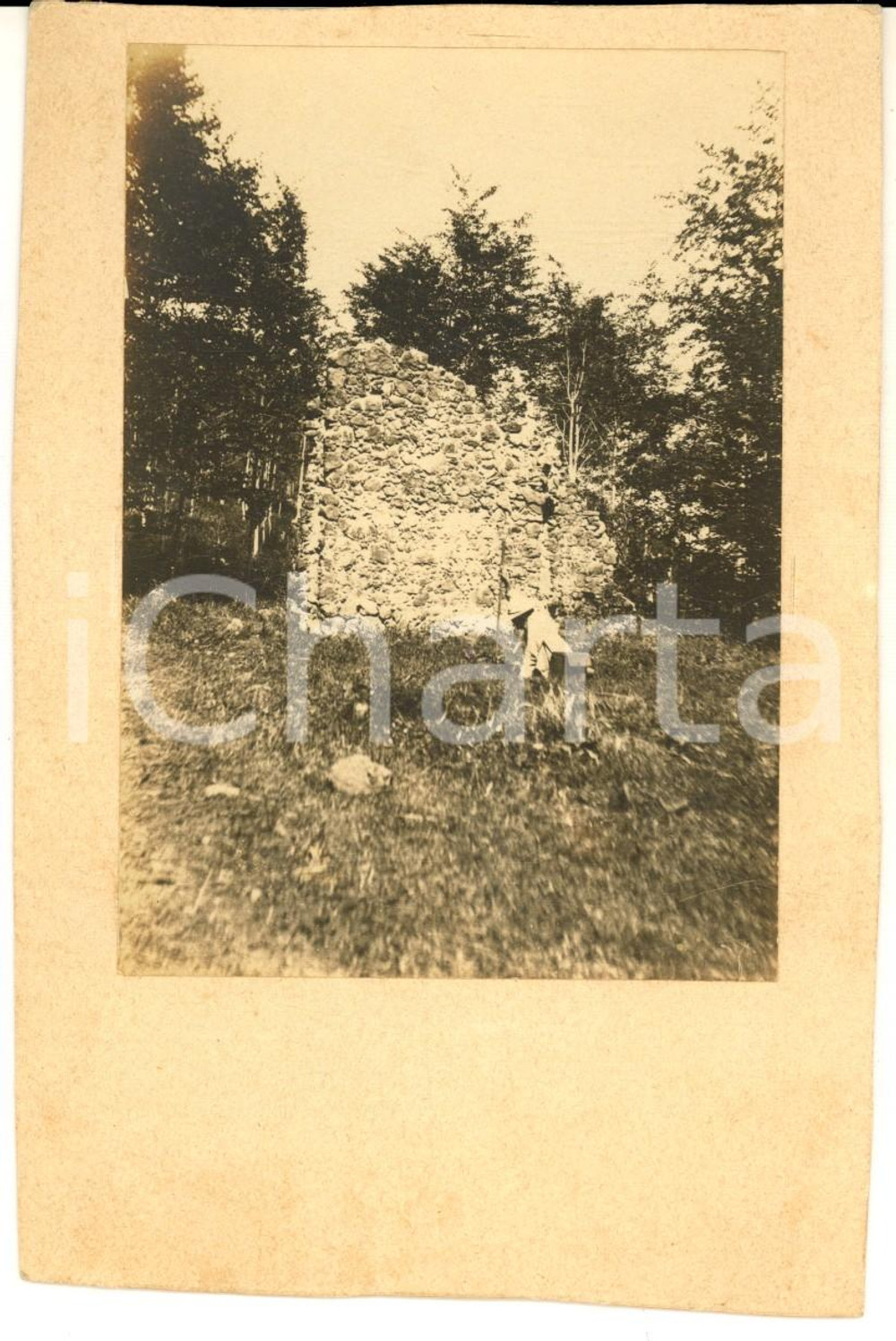 Fotografia d epoca originale 1920 ca ITALIA Una figura in bianco tra i ruderi  Foto RARA CURIOSA 10x15 cm 1