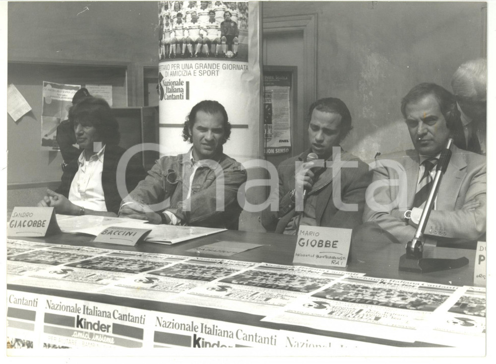 Fotografia d epoca originale 1985 ca GENOVA Nazionale Italiana Cantanti  Eros RAMAZZOTTI e Mario GIOBBE 1
