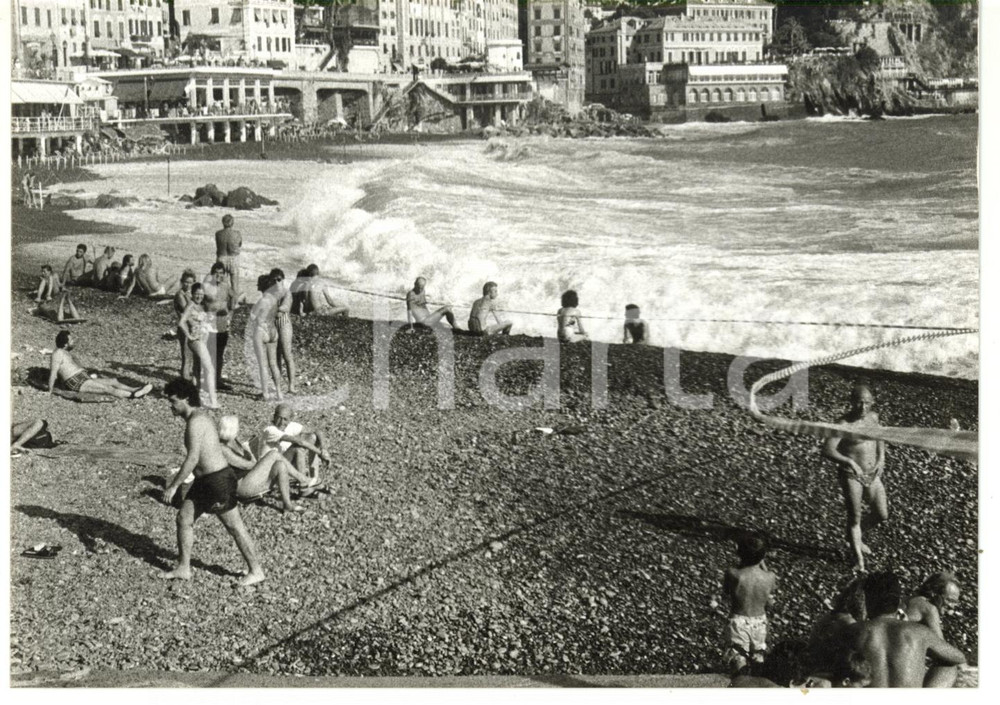 Fotografia d epoca originale 1990 ca GENOVA Una domenica al mare Fotografia VINTAGE 18x13 1