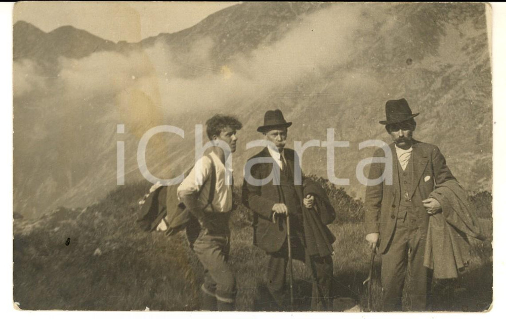 Fotografia d epoca originale 1920 ca ITALIA ESCURSIONISMO Una salita in montagna  Foto cartolina VINTAGE 1