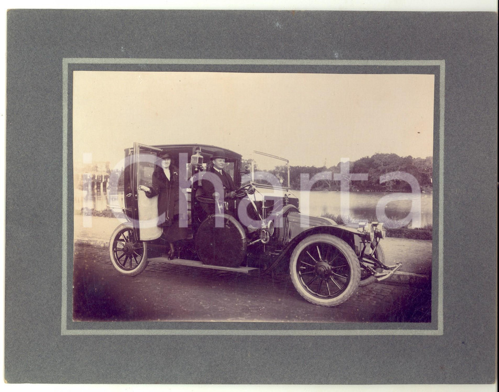 Fotografia d epoca originale 1920 ca FRANCE AUTOMOBILI Coppia su RENAULT TYPE DP  Foto VINTAGE 24x18 cm 1