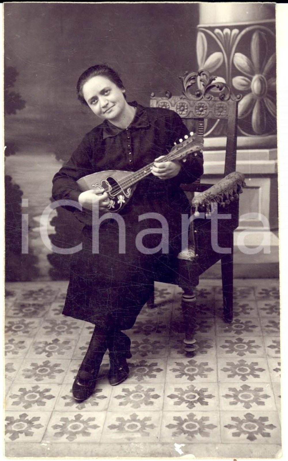 Fotografia d epoca originale 1930 ca ENNA Ritratto di donna con il mandolino Foto cartolina VINTAGE 1
