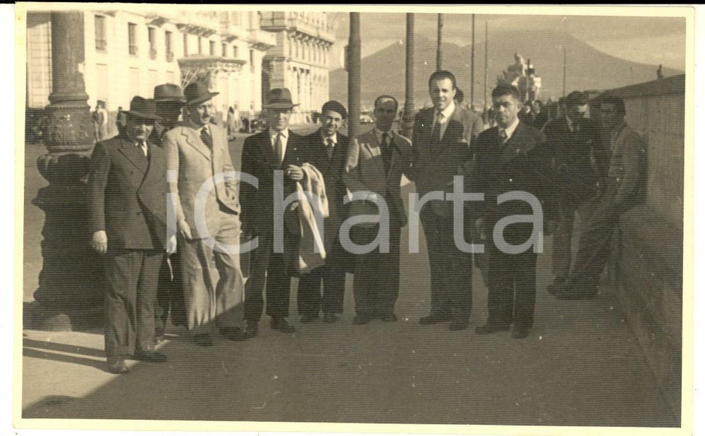 Fotografia d epoca originale 1940 ca NAPOLI Gruppo di uomini sul lungomare  Foto cartolina VINTAGE 1