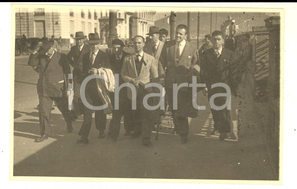 Fotografia d epoca originale 1940 ca NAPOLI Gruppo di uomini sul lungomare Foto cartolina VINTAGE 1