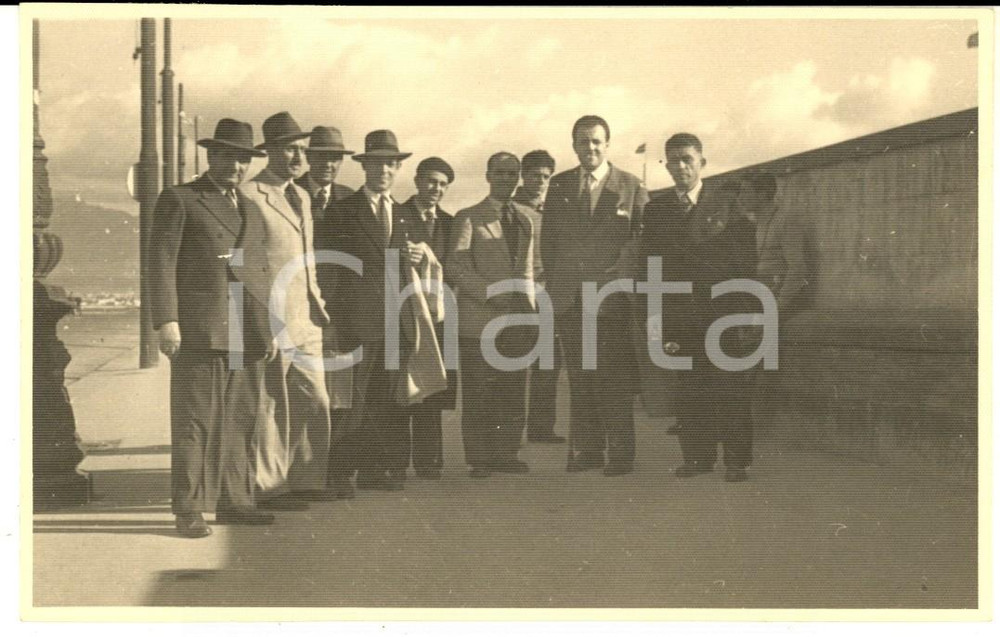 Fotografia d epoca originale 1940 ca NAPOLI Ritratto di un gruppo di uomini sul lungomare  Foto cartolina 1