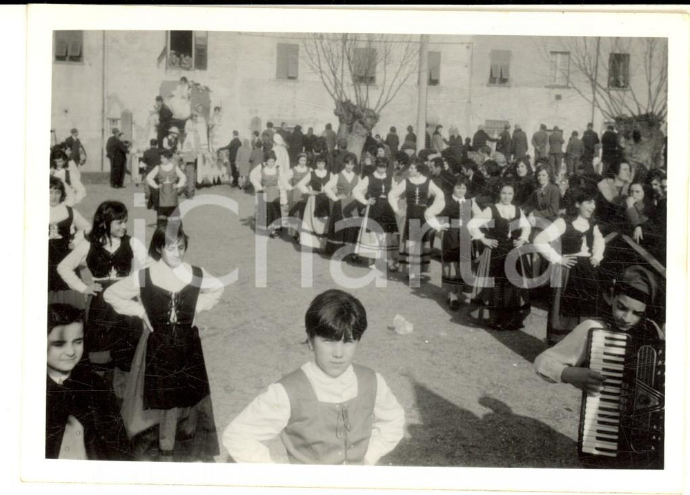 Fotografia d epoca originale 1970 ca CARROSIO AL Festa con danze di bambini in costume   Foto VINTAGE 12x9 1
