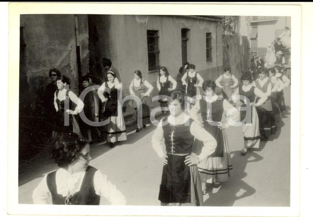 Fotografia d epoca originale 1970 ca CARROSIO AL Festa con sfilata di bambini in costume  FOTO VINTAGE 12x9 1
