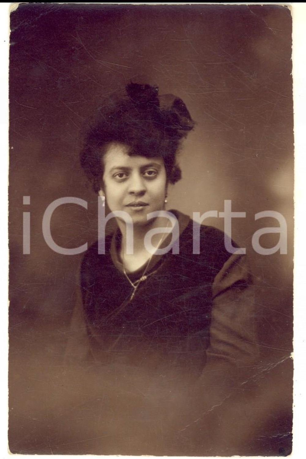 Fotografia d epoca originale 1920 ca ITALIA Ritratto di donna con una spilla  Foto cartolina VINTAGE 1