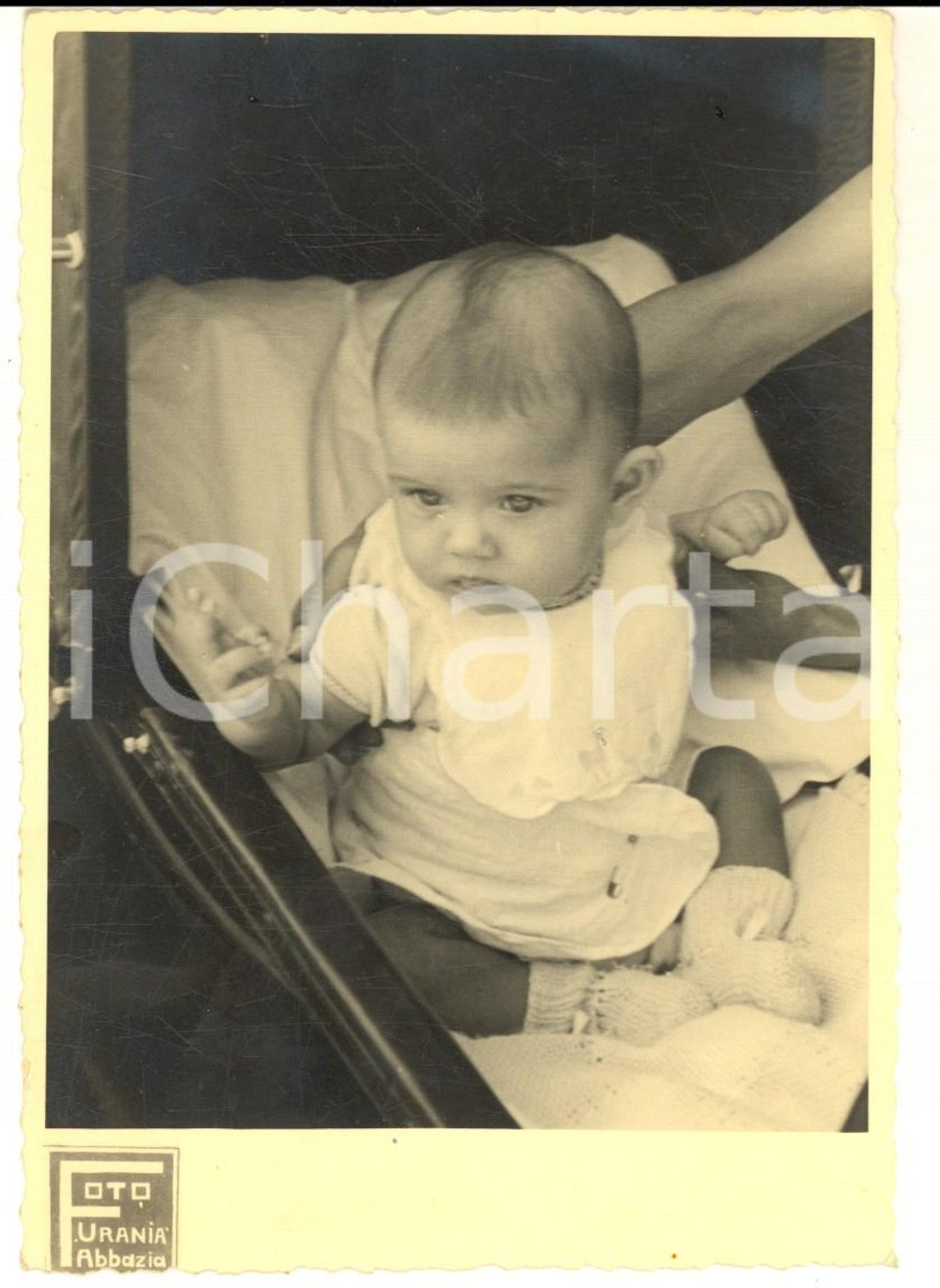 Fotografia d epoca originale 1939 ABBAZIA CROAZIA Ritratto di bambina nel passeggino Foto cartolina URANIA 1