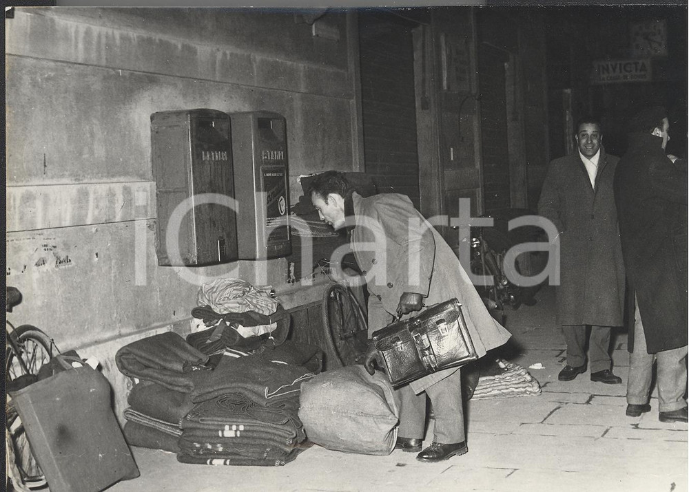 Fotografia d epoca originale 1959 FIRENZE Materassi e coperte degli operai in sciopero delle Officine Galileo 1