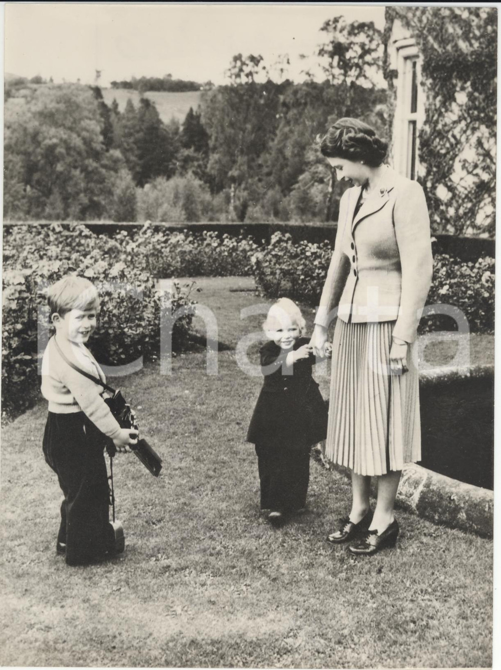 Fotografia d epoca originale 1953 BALMORAL CASTLE Queen Elizabeth posing for cameraman Prince Charles Photo 1