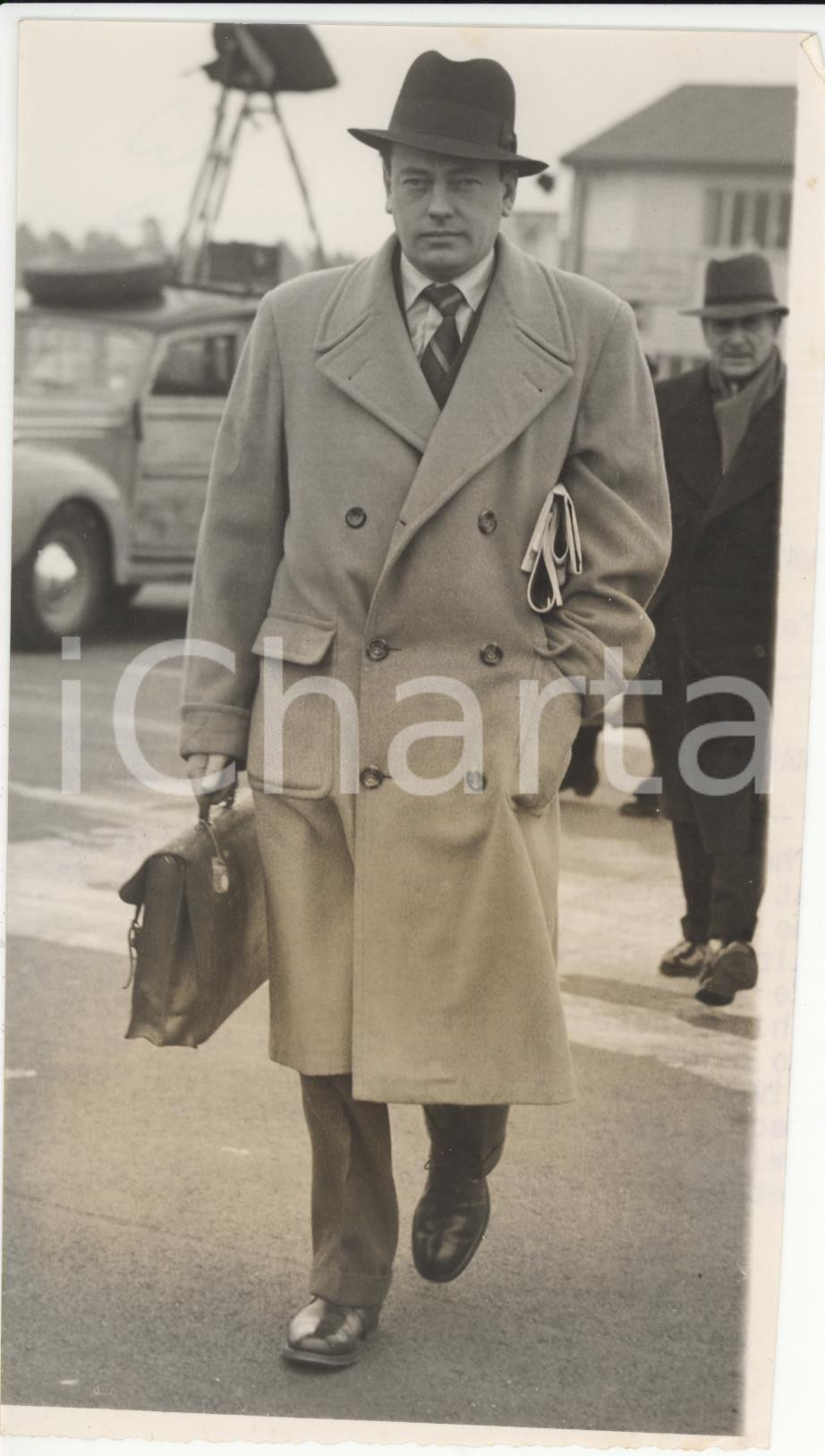 Fotografia d epoca originale 1954 BLACKBUSH AIRPORT Marquess of MILFORD HAVEN flies to RAF Association Ball 1