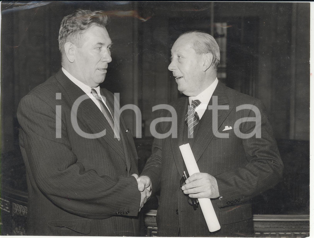 Fotografia d epoca originale 1957 LONDON George NELSON greeting Russian Minister F.G. LOGINOV Photo 1