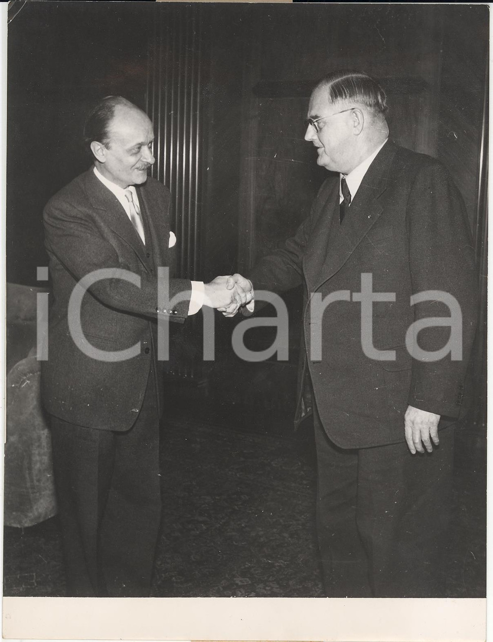 Fotografia d epoca originale 1954 WIEN Austrian Volkspartei  Julius RAAB receiving Felix von ECKARDT  Photo 1