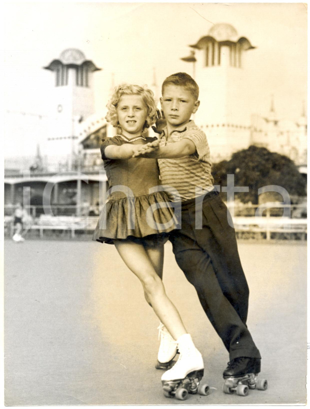 Fotografia d epoca originale 1953 NORFOLK Wellington Pier Gardens  Richard BALLS Jennifer JOHNS Photo 15x20 1