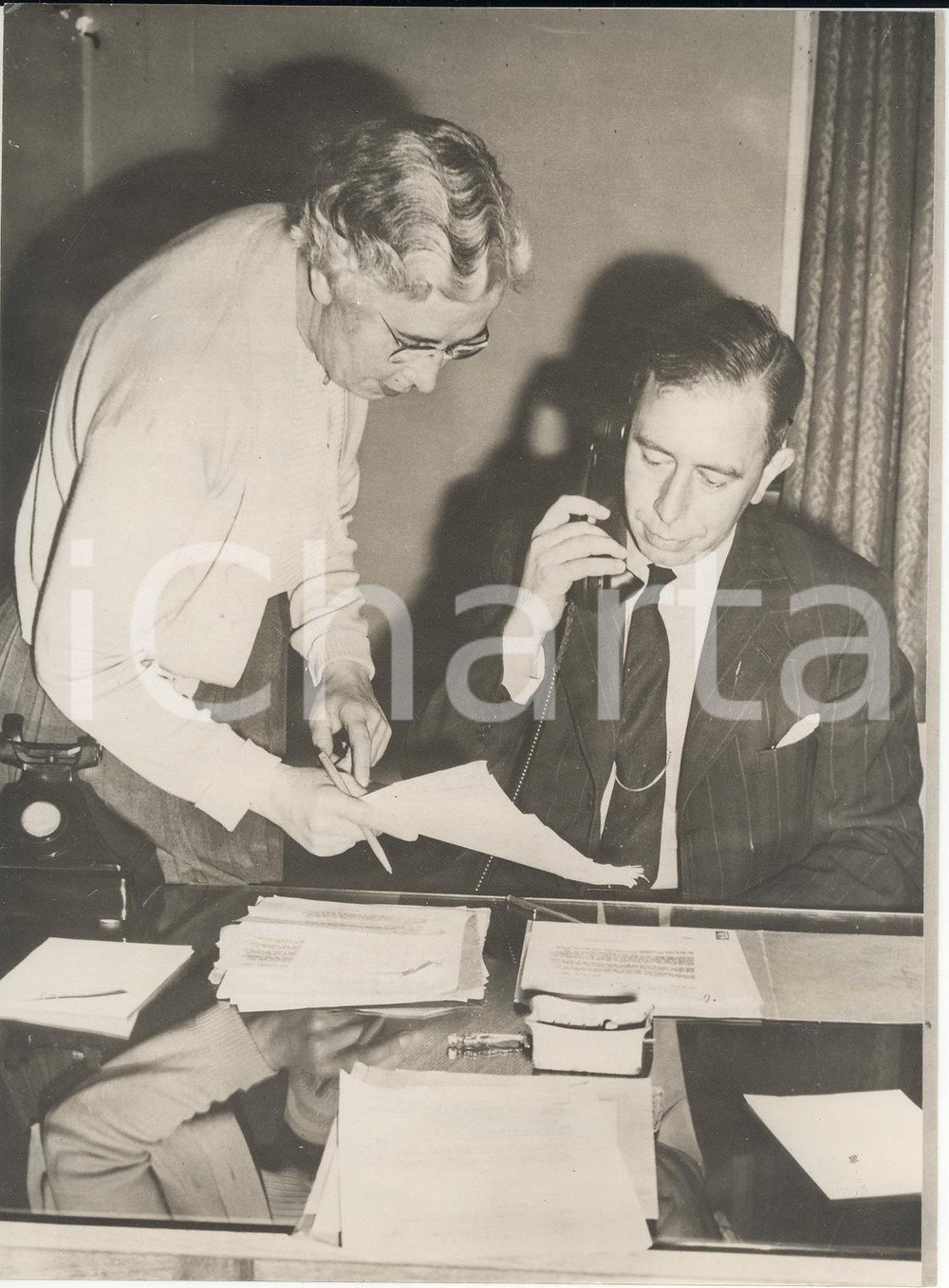 Fotografia d epoca originale 1957 BIRMINGHAM  C.G. DIX answers after Ideal Bank stopping withdrawals Photo 1