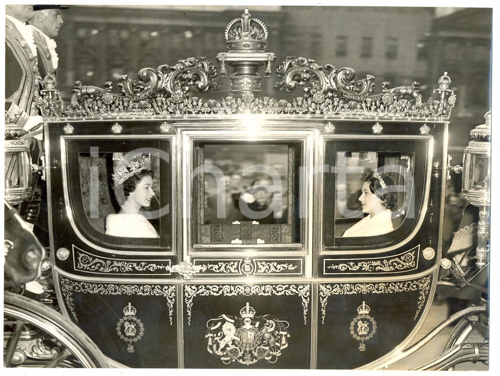 Fotografia d epoca originale 1956 LONDON Queen ELIZABETH Princess MARGARET on Irish State Coach Photo 20x15 1