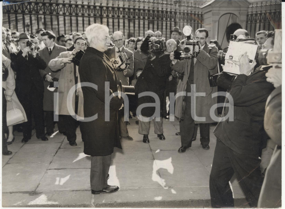 Fotografia d epoca originale 1956 LONDON Buckingham Palace Sir John GLUBB during Knighthood celebration Foto 1