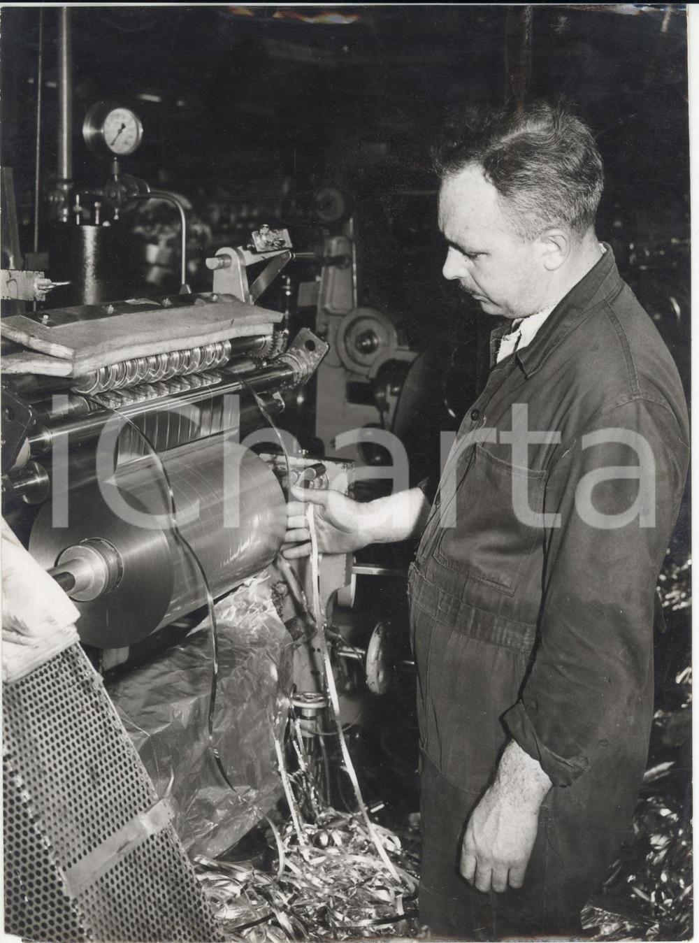 Fotografia d epoca originale 1957 WOLVERHAMPTON Leonard LOOKER producing metal strips for paper money Photo 1