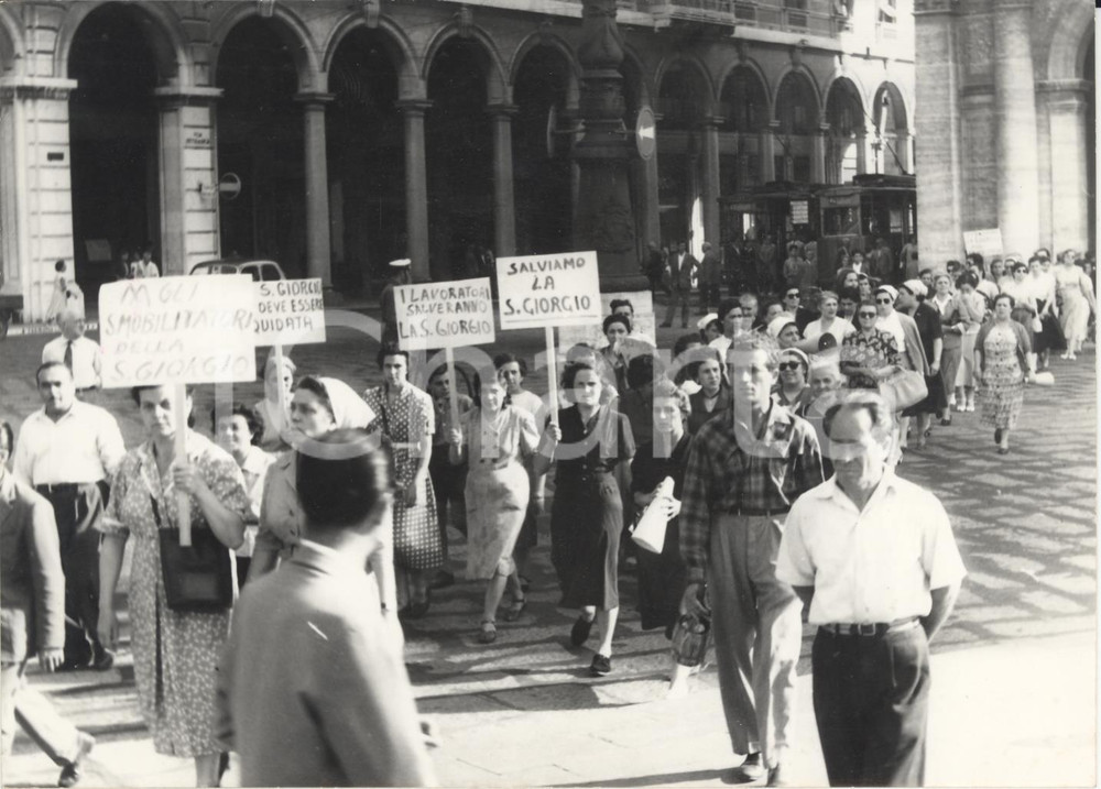 Fotografia d epoca originale 1954 GENOVA SESTRI PONENTE Operaie della San Giorgio marciano per la città Foto 1