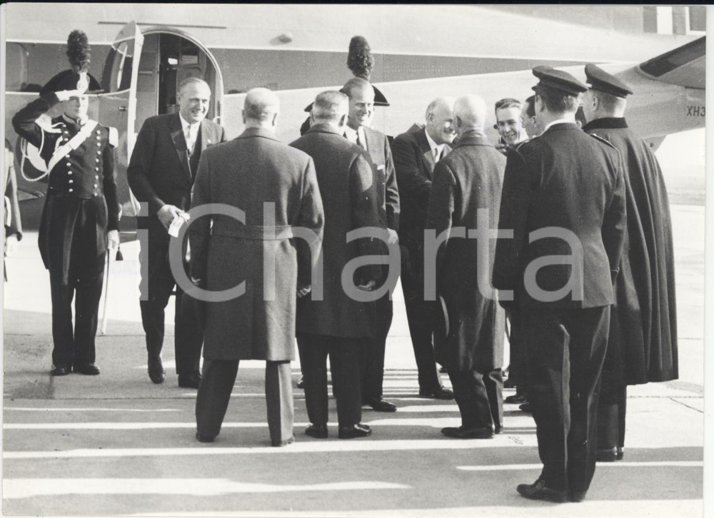 Fotografia d epoca originale 1959 TORINO Caselle  Principe FILIPPO accolto dalle autoritÃ  italiane Foto 1