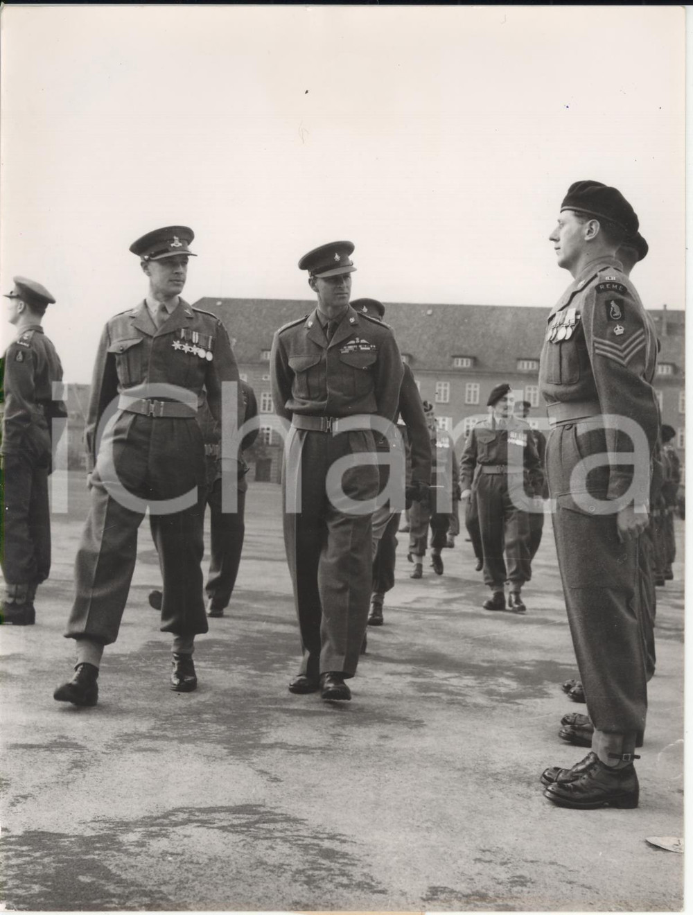 Fotografia d epoca originale 1953 LÃœNEBURG Duke of Edinburgh pacing off the 8th Irish Honour Guard Photo 1