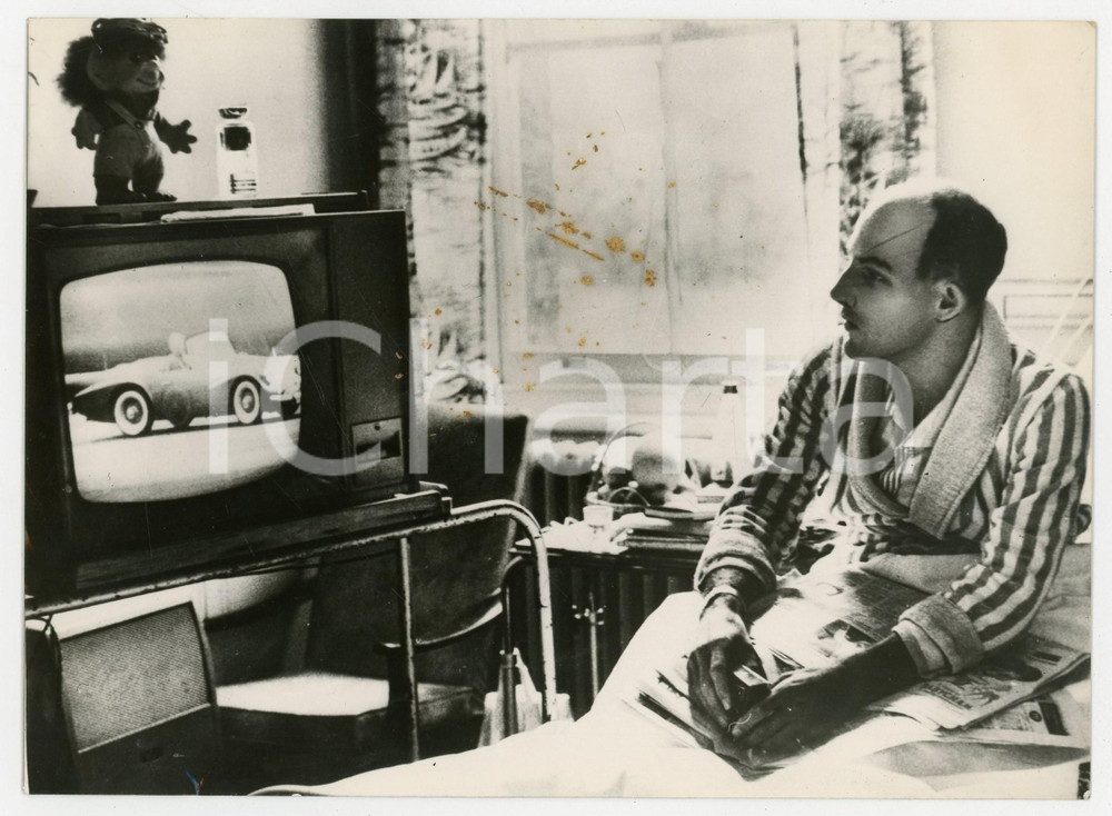 Fotografia d epoca originale 1962 LONDON Stirling MOSS segue dal letto d ospedale un Gran Premio di F1 Foto 1