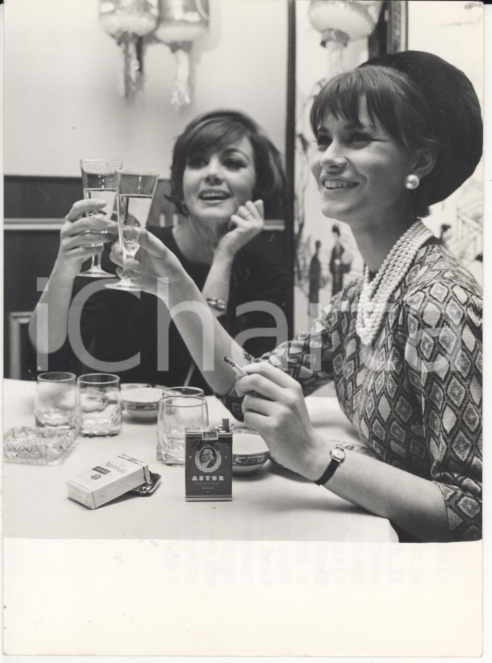 Fotografia d epoca originale 1965 MILANO Alba RAGAZZI Gilda GIUFFRIDA brindano insieme Foto 13x18 cm 1