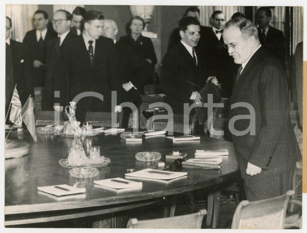 Fotografia d epoca originale 1954 EAST BERLIN Conference  Minister VjaÄeslav MOLOTOV at soviet embassy Foto 1