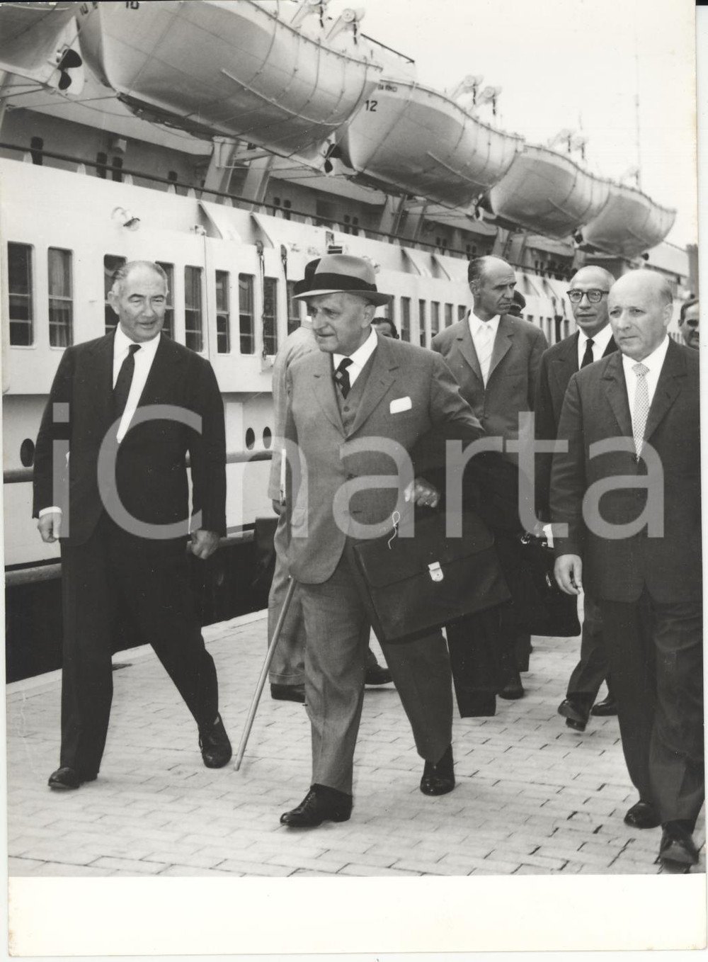 Fotografia d epoca originale 1963 NAPOLI Attilio PICCIONI si imbarca sulla T/N LEONARDO DA VINCI Foto 13x18 1