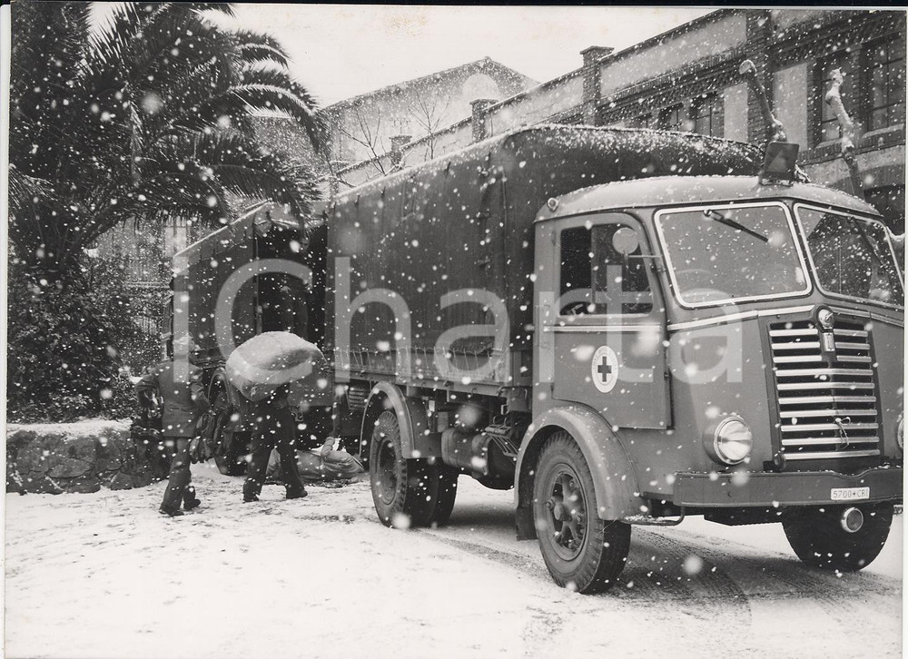 Fotografia d epoca originale 1956 ROMA Via Ostiense  Aiuti CRI per le popolazioni colpite da maltempo Foto 1