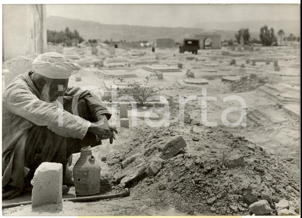 Fotografia d epoca originale 1960 TERREMOTO DI LAR IRAN Anziano sulla tomba delle figlie  Foto 18x13 1
