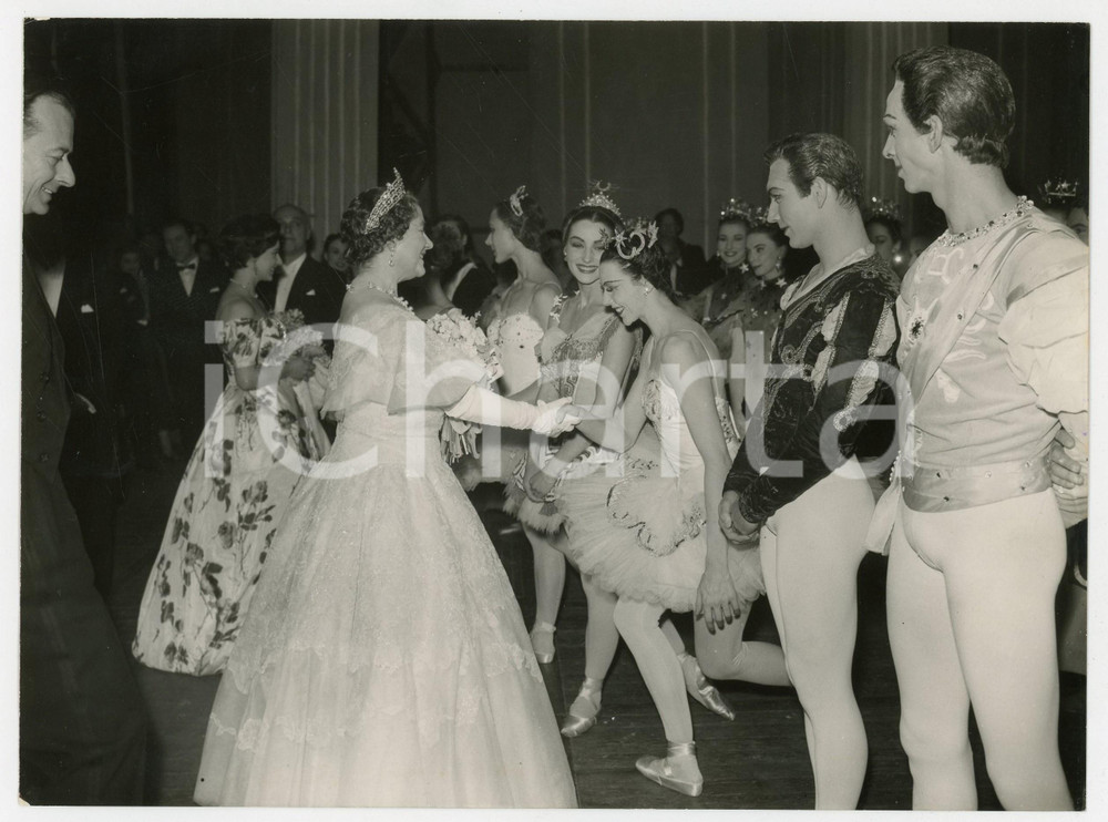 Fotografia d epoca originale 1959 LONDON Covent Garden  Queen Mother shaking hands Beryl GREY Photo 20x15 1