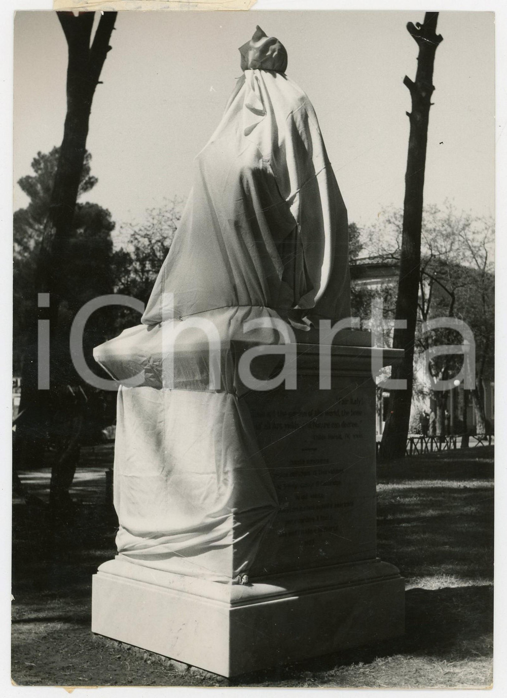 Fotografia d epoca originale 1959 ROMA Villa Borghese Monumento a Lord BYRON coperto da un drappo Foto 18x13 1