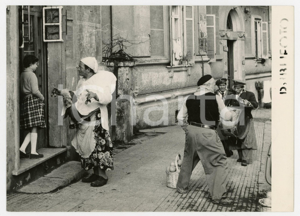 Fotografia d epoca originale 1955 NAPOLI CARNEVALE  A vecchia o  Carnevale si aggira per la cittÃ  Foto 1