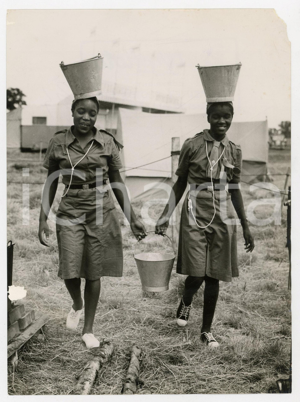 Fotografia d epoca originale 1957 RHODESIA Lord BadenPowell Celebration  Rose GAUCHE with bucket of water 1