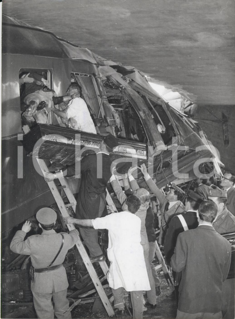 Fotografia d epoca originale 1962 TORINO Scontro ferroviario  Recupero delle salme  Foto13x18 cm 1
