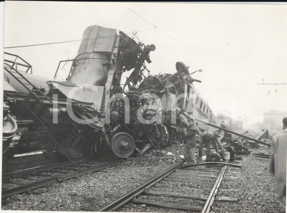 Fotografia d epoca originale 1955 PREMOSELLOCHIOVENDA Scontro ferroviario  Locomotori distrutti Foto 18x13 1