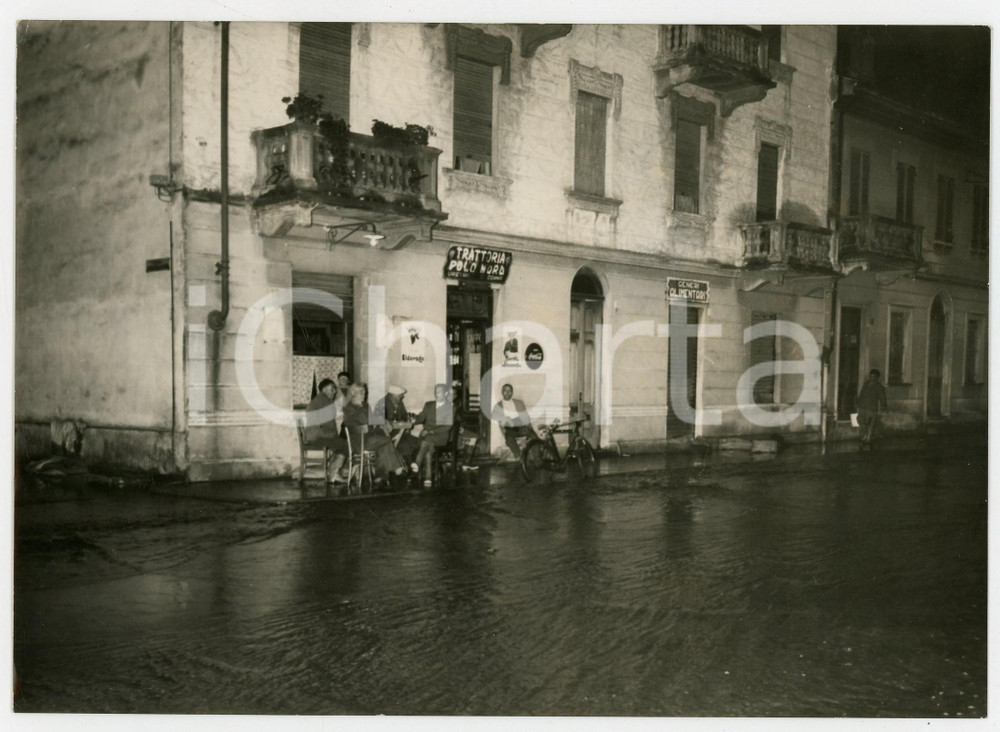 Fotografia d epoca originale 1955 ca SETTIMO TORINESE  Esondazione fiume Po   Strada allagata Foto 1