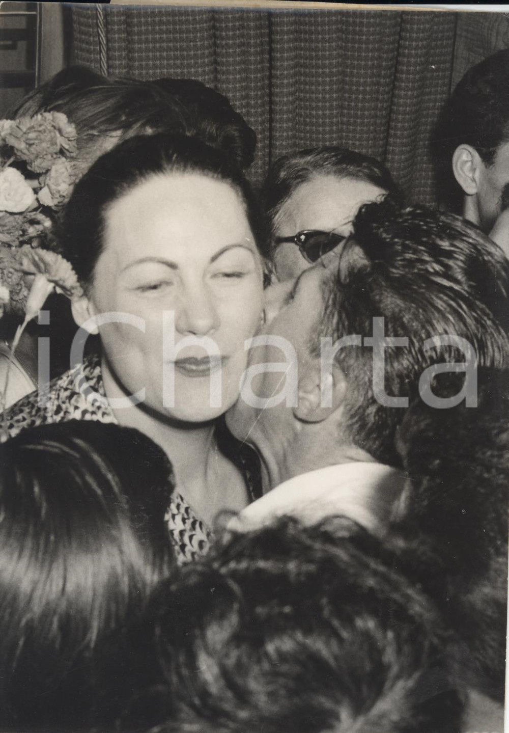 Fotografia d epoca originale 1957 GENOVA Soprano Renata TEBALDI accolta dai suoi ammiratori Foto 13x18 cm 1