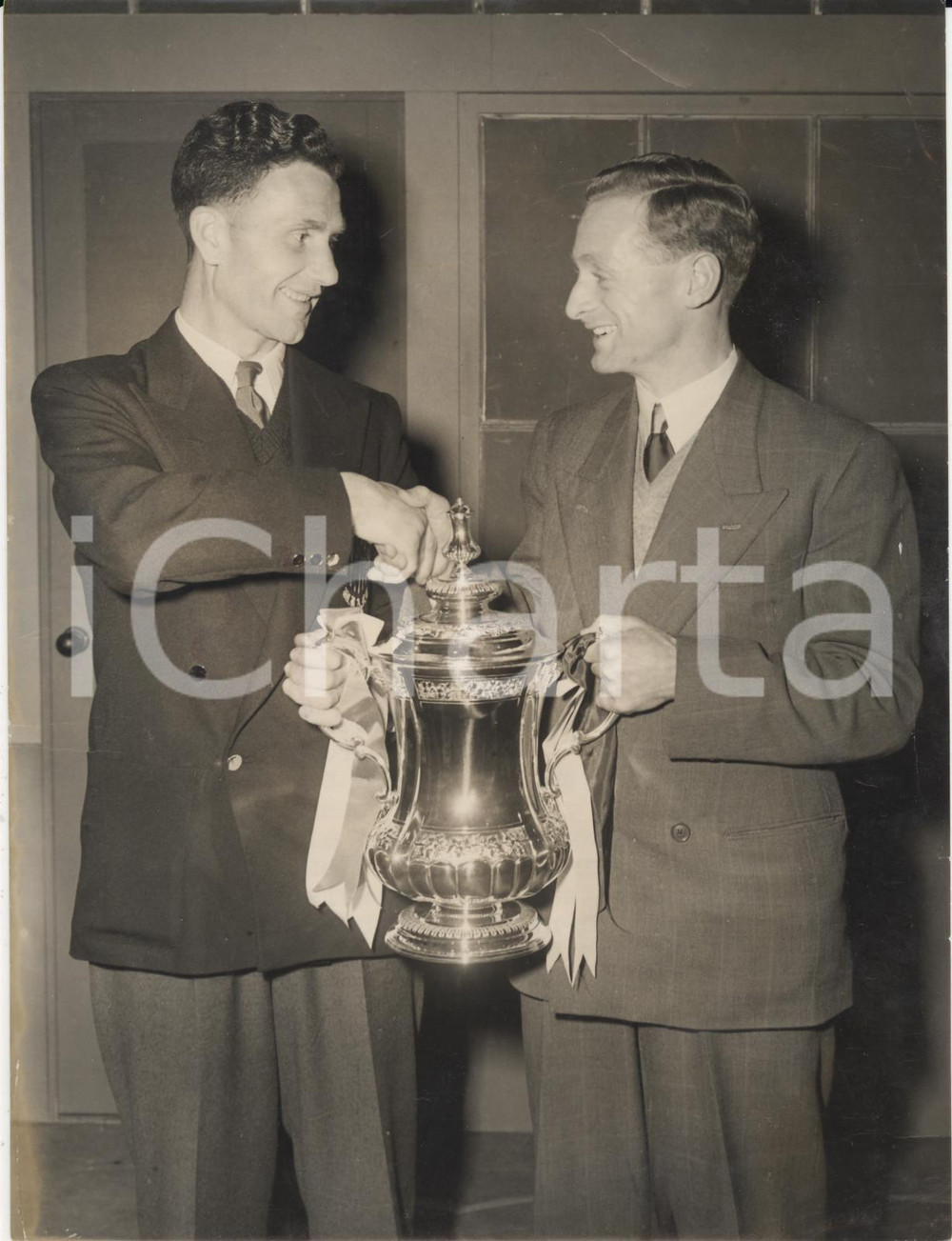 Fotografia d epoca originale 1954 LONDON British Grove Studios Len MILLARD Tom FINNEY meeting at Sportsview 1