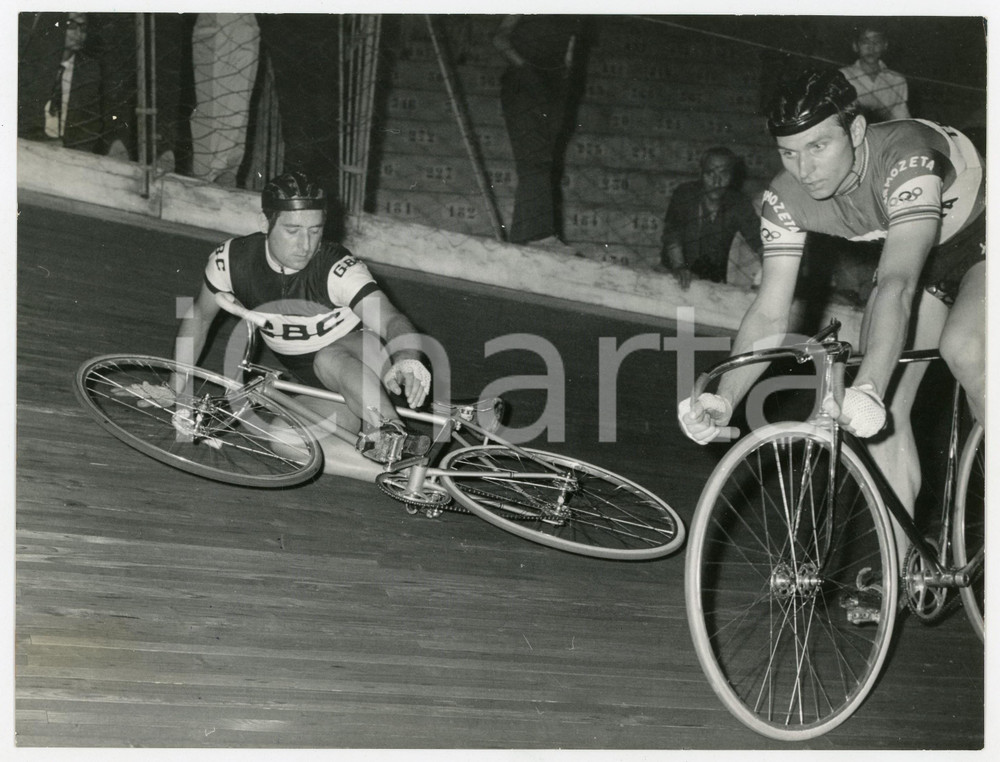 Fotografia d epoca originale 1966 MILANO Vigorelli  CICLISMO su PISTA  Sante GAIARDONI cade durante la gara 1