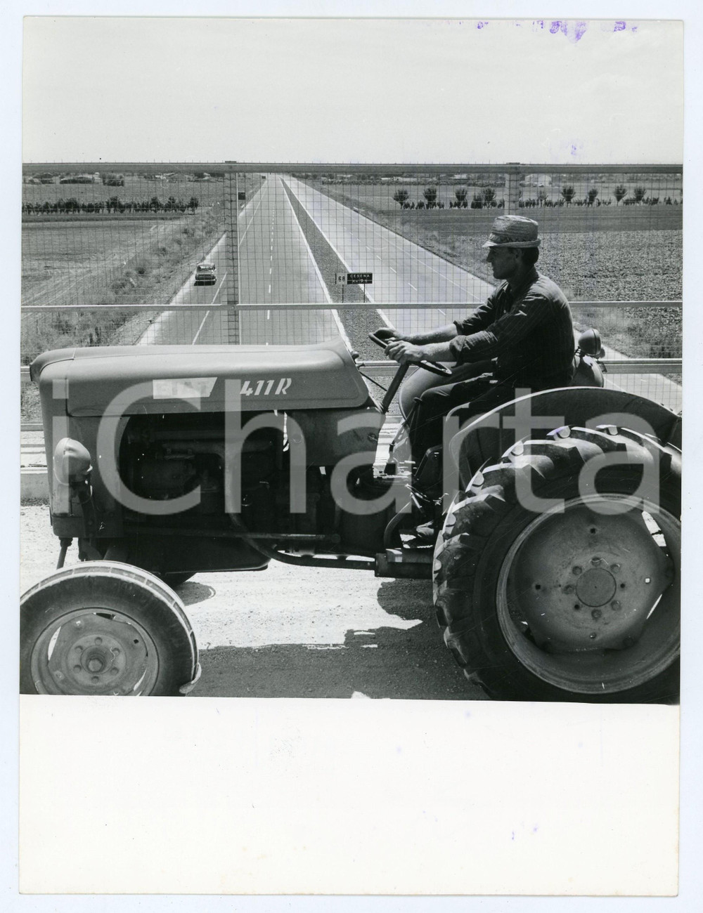Fotografia d epoca originale 1966 AUTOSTRADA BOLOGNACESENA  Trattore FIAT 411R percorre cavalcavia Foto 1