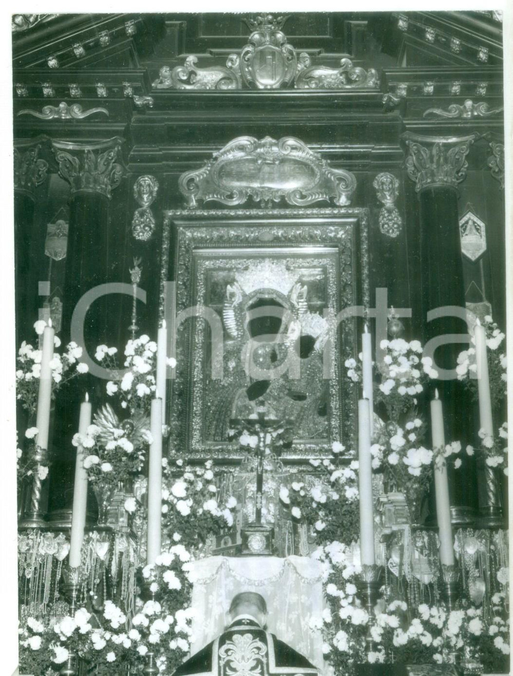 Fotografia d epoca originale 1971 CZESTOCHOWA  Sacerdote presso altare Madonna Nera  Fotografia 13x17 cm 1